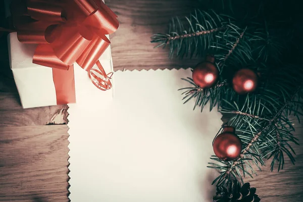 Cartão de Natal em branco e uma caixa com presente no fundo de Natal — Fotografia de Stock