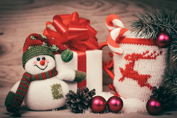 White box with Christmas gift, the Christmas Cup and a toy snowm — Stock Photo, Image