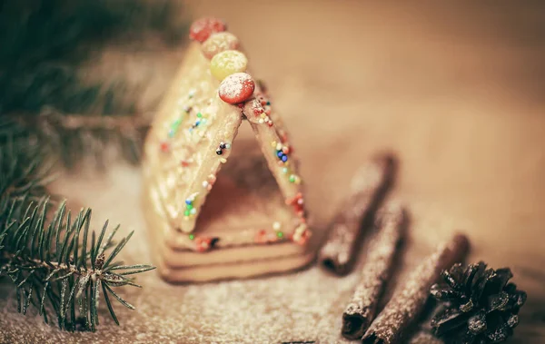 クリスマステーブルのシナモンスティックとクッキー — ストック写真