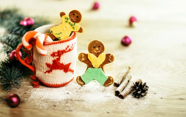 Χριστουγεννιάτικη κούπα με χριστουγεννιάτικα στολίδια και μπισκότα στο shap — Φωτογραφία Αρχείου