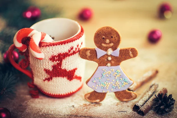 Kerstmok met kerstversiering en koekjes in de shap — Stockfoto