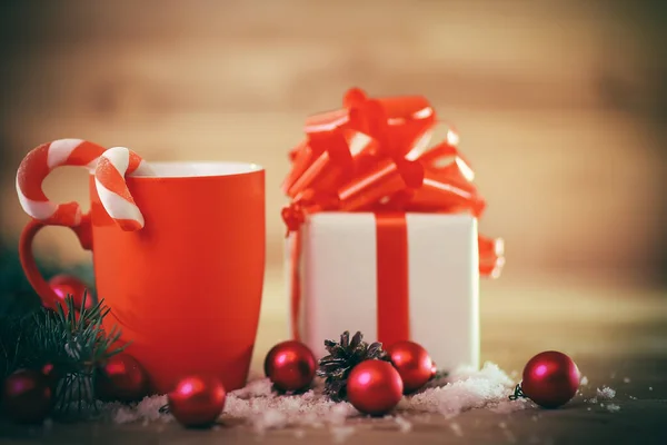 Cartão de Natal. Caneca de Natal e presente no backgro de Natal — Fotografia de Stock