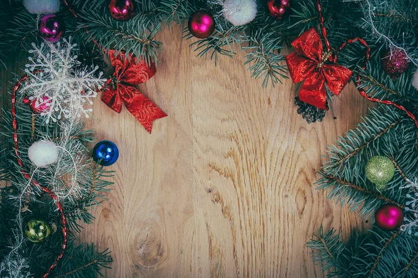 Couronne de Noël et cadeau sur fond en bois — Photo