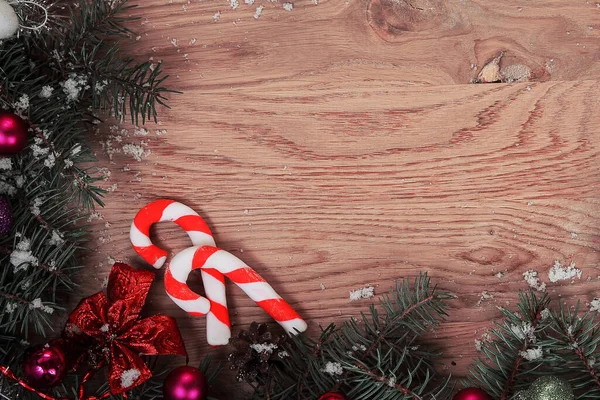 Biglietto di Natale. Ghirlanda di Natale su sfondo di legno . — Foto Stock