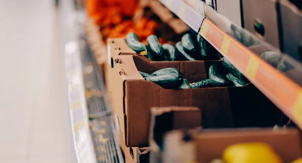 Lots of fresh fruits and vegetables on the counter in the store. — Stock Photo, Image