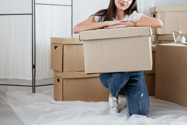 Mladá žena nesoucí krabice ve svém novém bytě — Stock fotografie