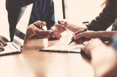 Kapat. Bir grup çalışan yeni bir stratejiyi tartışıyor..