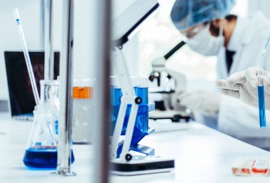 Bilimadamları laboratuarda araştırma yapıyorlar..