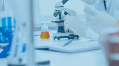 Kapat. Laboratuvarda kan testi yapan bilim adamı..