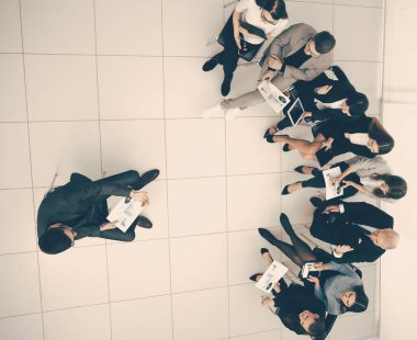 Üst Manzara. Müdür, iş ekibiyle bir toplantı düzenliyor..