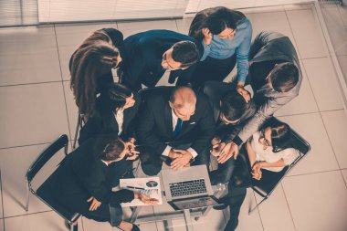 Üst Manzara. İş dünyası ekibi iş yerinde alkışlıyor..