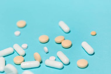 Kapat. mavi arkaplanda çeşitli tabletler.