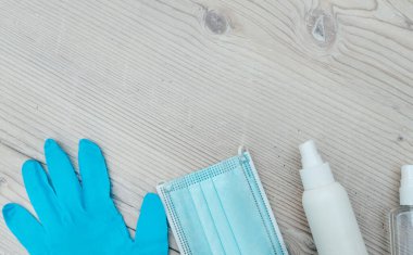 Ahşap bir arka planda kişisel koruyucu ekipman