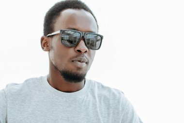 Koyu güneş gözlüklü şık bir adam. beyaz üzerine izole