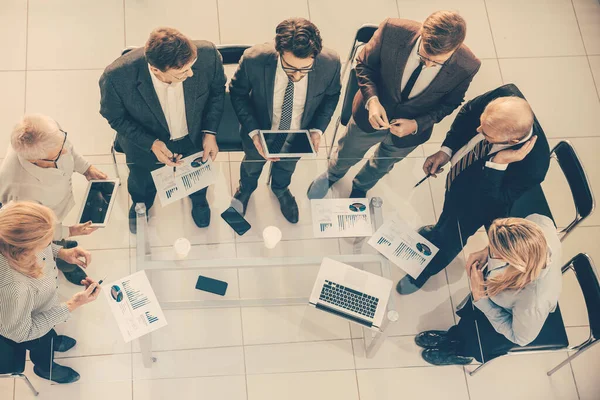 Vista dall'alto. gruppo di lavoro con documenti finanziari che discutono di un nuovo progetto imprenditoriale . — Foto Stock