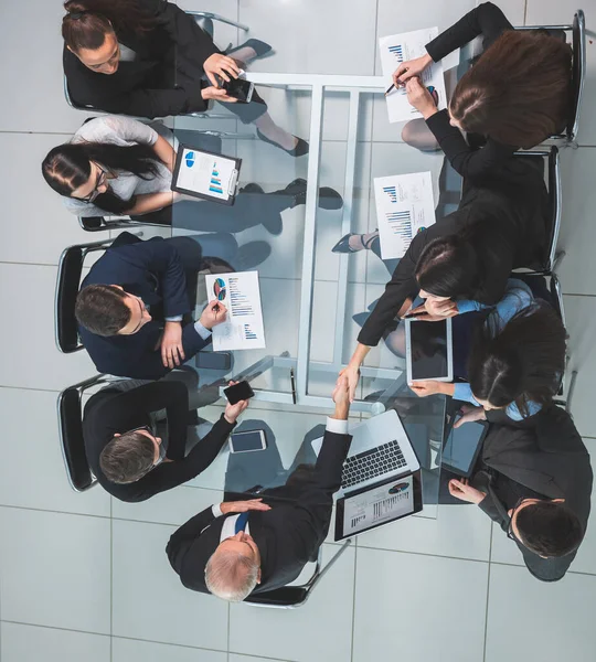 Vista dall'alto. stretta di mano dei partner finanziari ad una riunione di lavoro. — Foto Stock