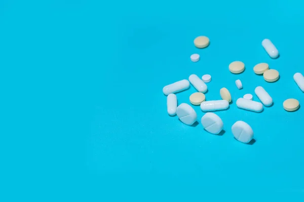 Nahaufnahme. verschiedene Tabletten auf blauem Hintergrund. — Stockfoto