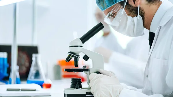 Fecha. jovem cientista trabalha em laboratório. — Fotografia de Stock