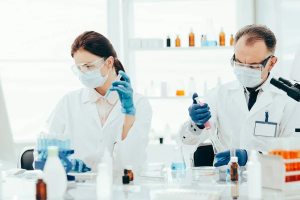 Naukowcy testują w laboratorium medycznym. nauka — Zdjęcie stockowe
