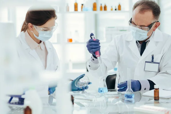 Científicos de microbiología están trabajando en crear una nueva vacuna. —  Fotos de Stock