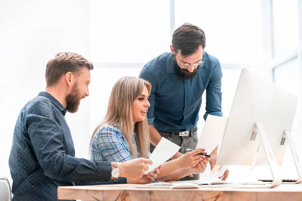 Medewerkers werken met zakelijke documentatie voor een nieuwe startup — Stockfoto