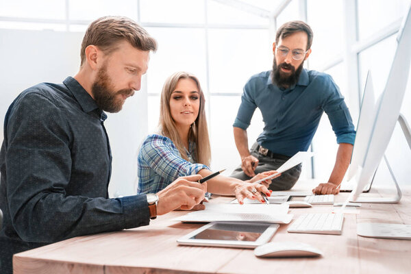 бизнесмен и улыбающиеся сотрудники проверяют финансовый отчет.