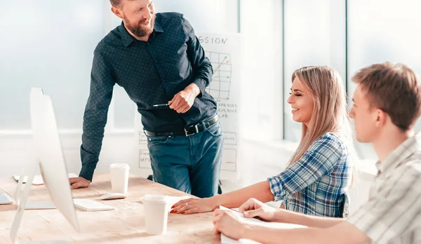 Gerente de proyecto en una reunión de trabajo con el equipo empresarial — Foto de Stock