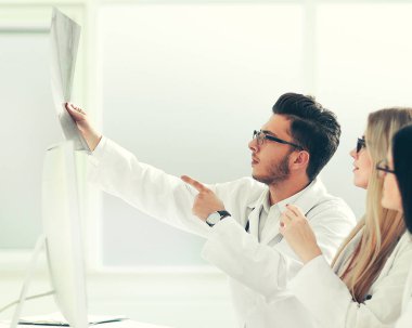 Doktor meslektaşları hastanın röntgenini tartışıyor.