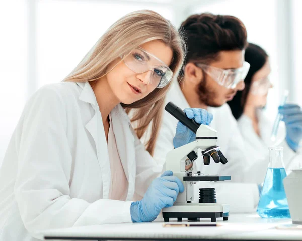 Närbild.kvinnlig forskare som arbetar i ett modernt laboratorium — Stockfoto