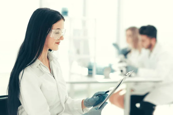 Doe dicht. vrouw wetenschapper lezen notities in een laboratorium dagboek — Stockfoto