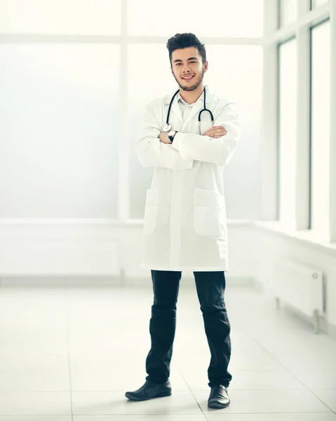 W pełnym wzroście. uśmiechnięty terapeuta stojący przy szpitalnym windo — Zdjęcie stockowe