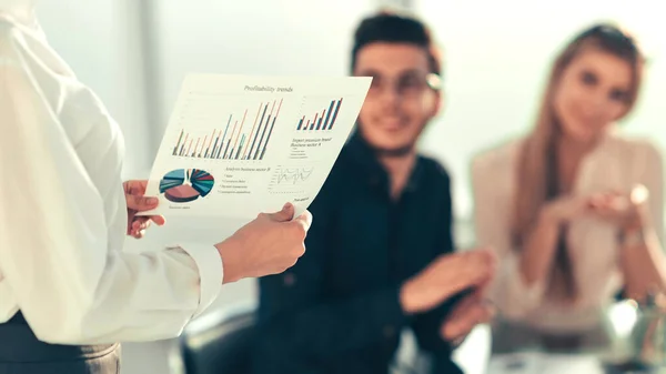 Achteraanzicht. zakenvrouw met financieel schema staan in t — Stockfoto