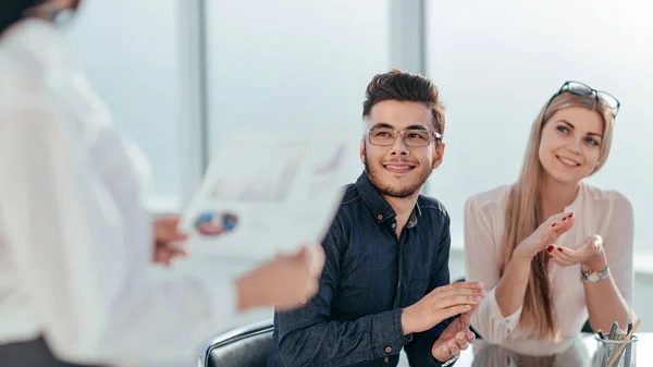 Dipendenti applauditi a una riunione di lavoro in ufficio. — Foto Stock