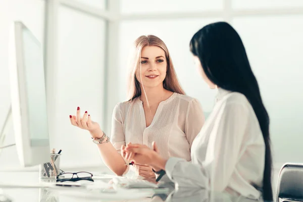 Dos empleados están discutiendo algo sentado en la oficina ta — Foto de Stock