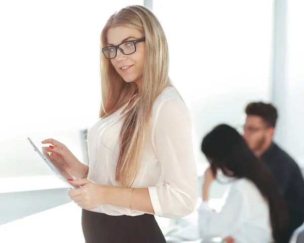 Mujer de negocios seria con tableta digital de pie cerca de la oficina — Foto de Stock