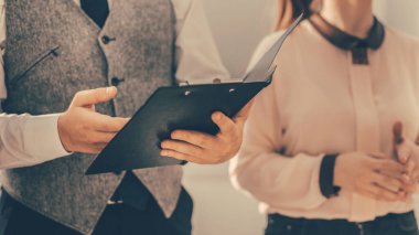 Kapat. bir grup çalışan iş belgelerini tartışıyor