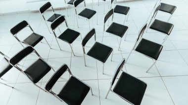 Üst Manzara. Boş bir konferans odasında sandalyeler..