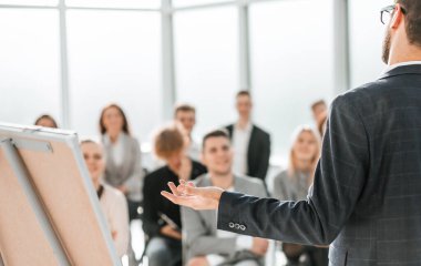 İş adamı konferans odasında rapor veriyor.