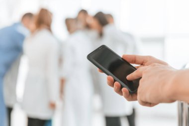 Kapat. Akıllı telefon bir adamın elinde..