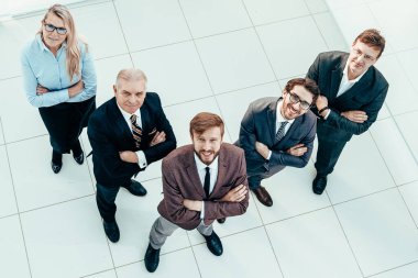 Üst Manzara. Bir grup başarılı iş adamı kameraya bakıyor..