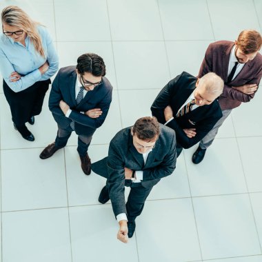 Üst Manzara. Kendine güvenen lider takımının önünde duruyor..