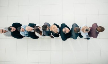 Üst Manzara. Sıraya dizilmiş çeşitli iş adamları.