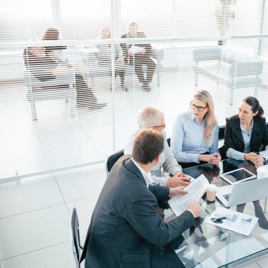 Panjurların arasından. Ofis çalışanları ve işyerinde