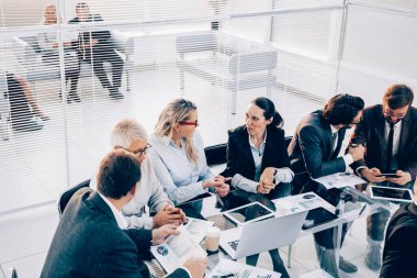 Panjurların arasından. Ofis çalışanları ve işyerinde