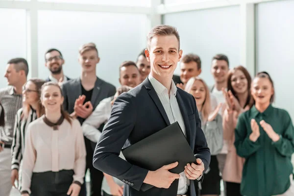 Young project Manager standing in front of the working group — Stock Photo, Image