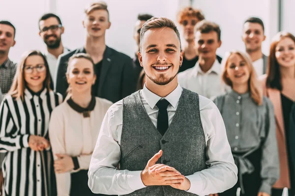 Бизнесмен, стоящий перед группой разнообразных молодых людей — стоковое фото