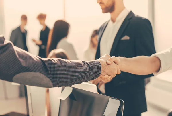 De cerca. jóvenes empresarios saludándose con un apretón de manos. — Foto de Stock