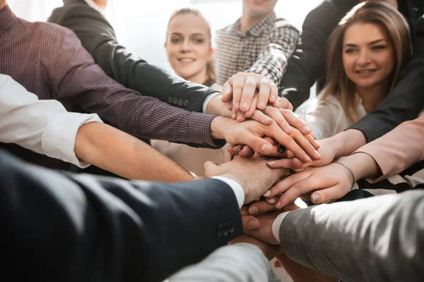 Nahaufnahme. eine Gruppe unterschiedlicher junger Menschen, die ihre Einheit zeigen — Stockfoto