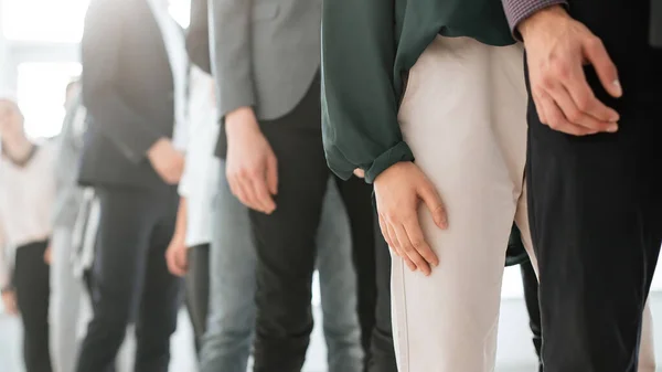 Bild von jungen Geschäftsleuten, die in einer langen Schlange stehen — Stockfoto