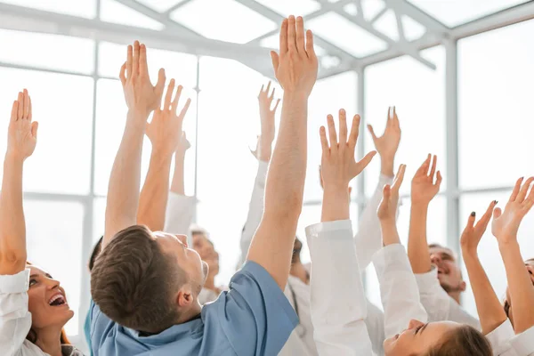 Kapat. Profesyonel doktorlardan oluşan mutlu ekip ellerini kaldırsın. — Stok fotoğraf